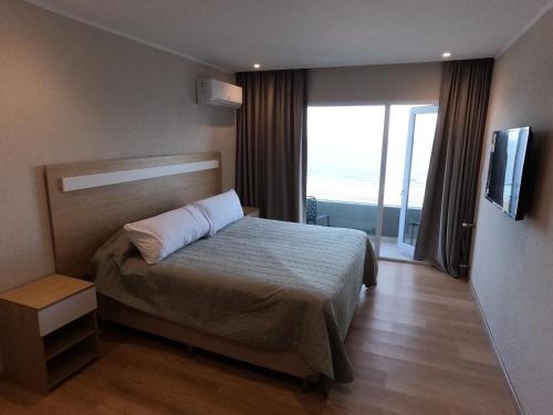 Necochea Apartment | ocean and park views