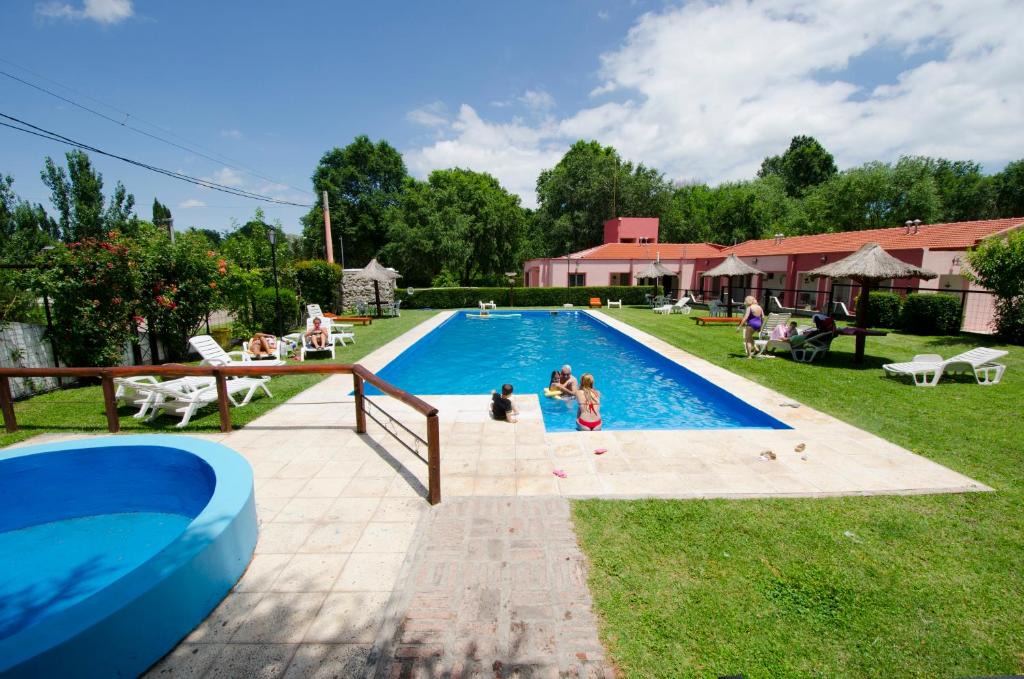 Potrero de los Funes Apartment | Piscoyaku Apart-Amplio parque con cancha de padel, voley y futbol