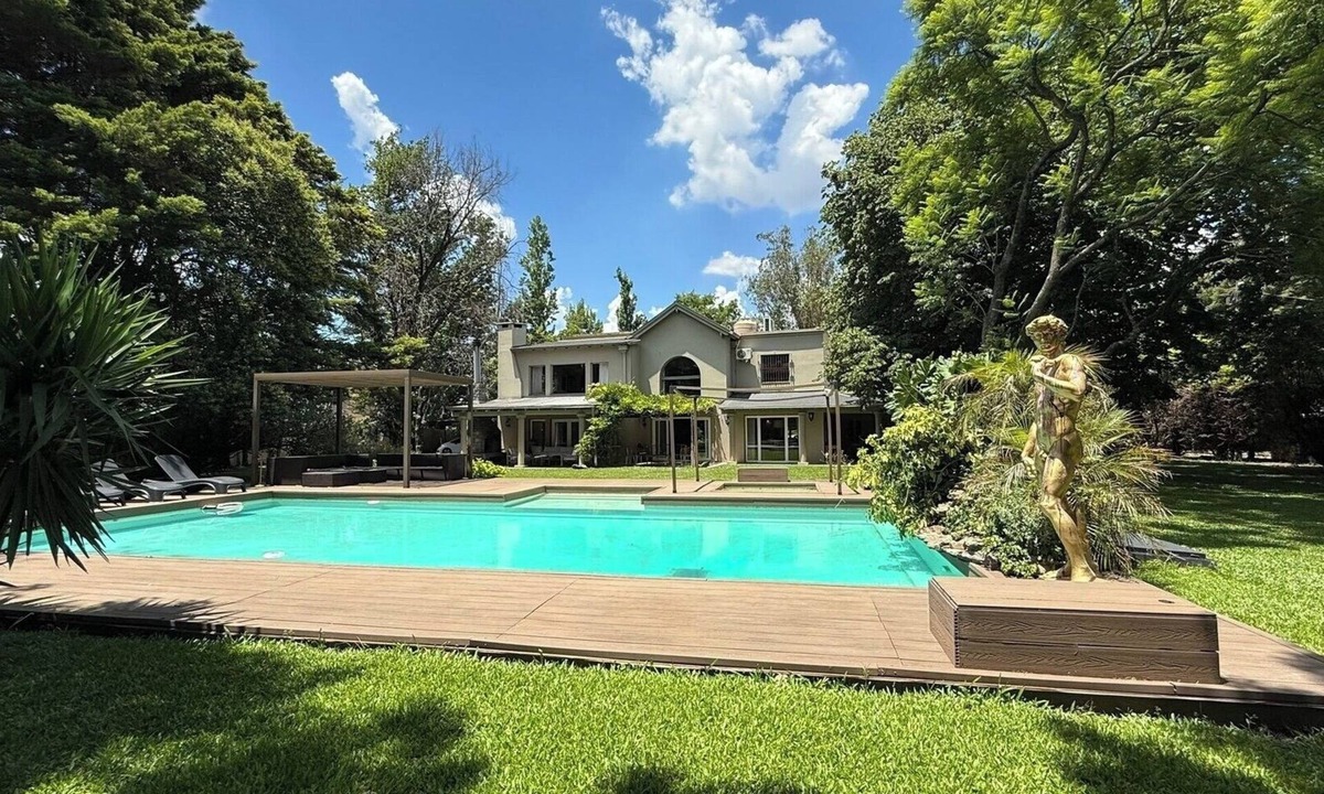 Don Torcuato House | Premium house in Tigre with garden, pool, and hot
