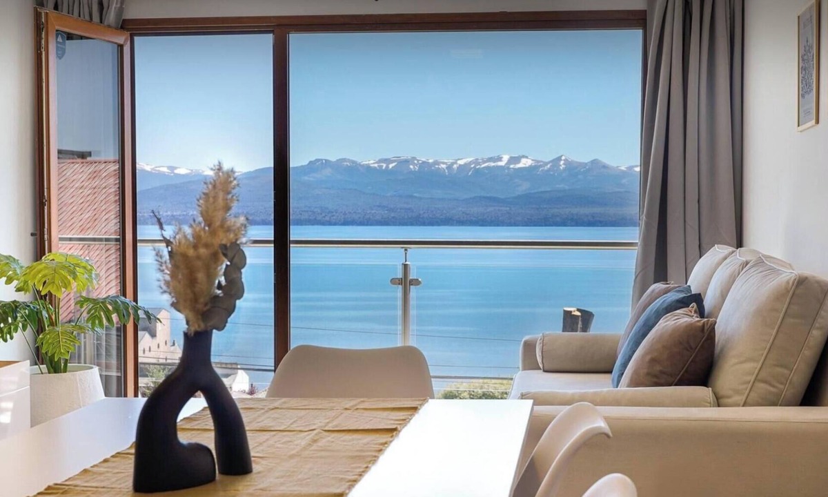 Belgrano Apartment | Prime location, amazing lake view. World class Skiing, hiking & exploring.