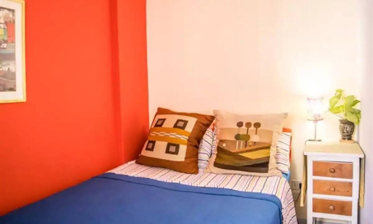 Villa Crespo Hostel | Private Room -1 DoubleBed or 2 singles 3 blocks subway B (Dorrego station)