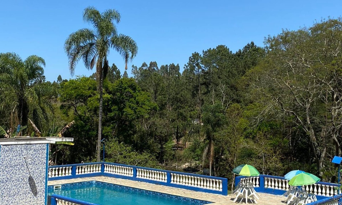 Igarata House | Property with swimming pool, soccer field, Wi-Fi, and a lake with many fish.