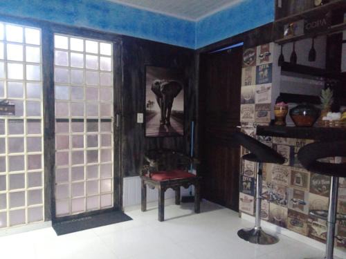 Jardim dos Ipes House | Quarto 01, com cama de casal, ar condicionado e TV