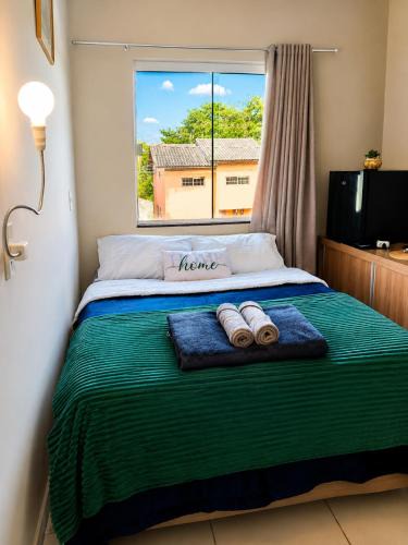 Meia Praia Apartment | Quarto confortável em residência Familiar - WiFi - Netflix -Frigobar próx ao Aeroporto