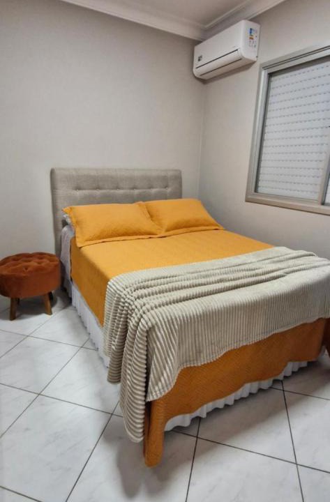 Centro House | QUARTO TOP no CENTR0 com Cama Box de casal - acomoda até 2 pessoas - Home Office - WIFI - Smart TV com Apps Youtube - Cozinha - banheiro - Sala de Estar - Apto compartilhado com Anfitriões experientes em hospedar - Superhost no BnB 5 estrelas