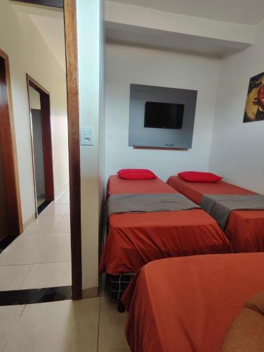 Village House | Quarto Triplo Comercial - Queen's Hotel