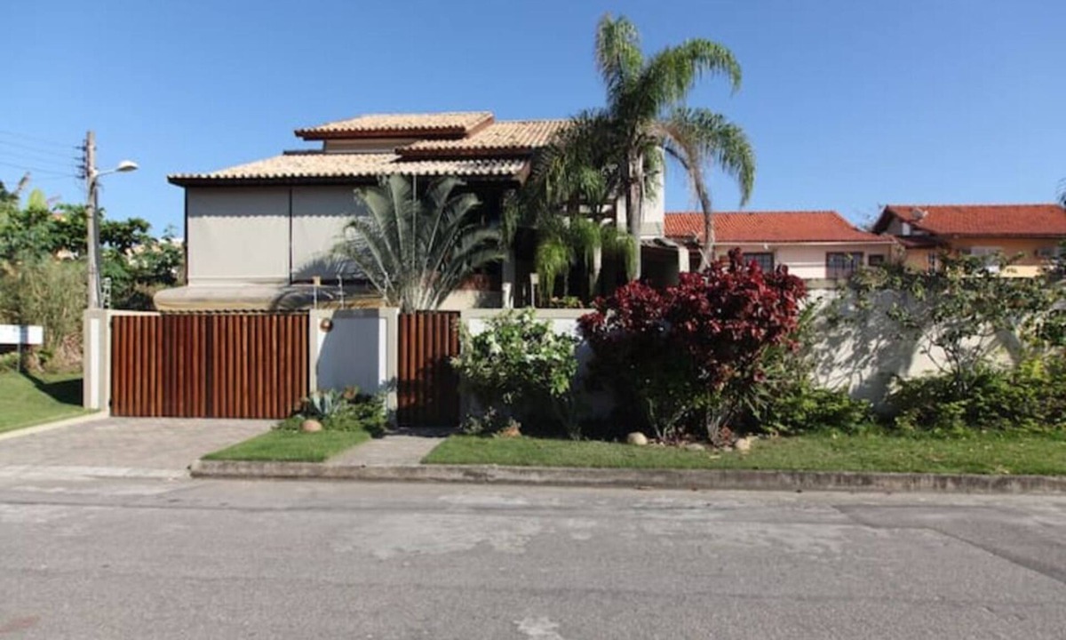 Piratininga House | Quiet, cozy, airy house, just steps from the beach.