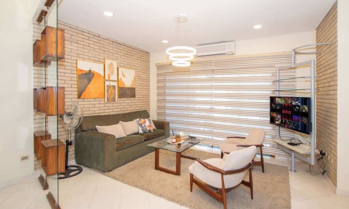 Asuncion House | Spacious Mburucuya Duplex Pool, BBQ & Jacuzzi