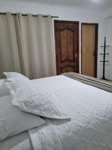 Sao Joao Batista do Gloria Apartment | Suíte privativa com ar-condicionado e garagem