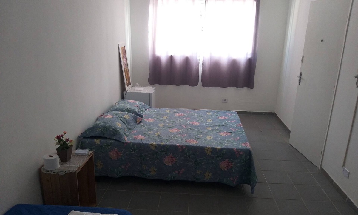 Vila Santa Rosa House | Suite for rent in Guarujá - sleeps 2 - mini-fridge + ceiling fan