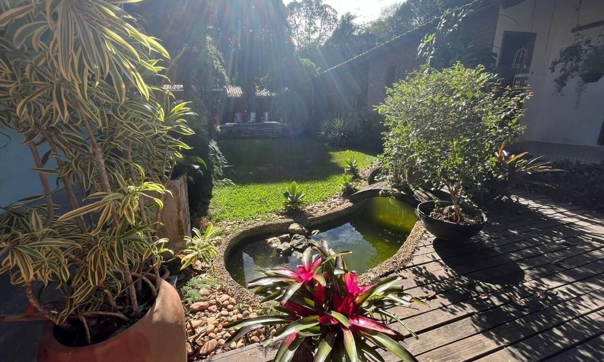 Porto Seguro House | Suites in a cozy house with lots of greenery and a swimming pool.