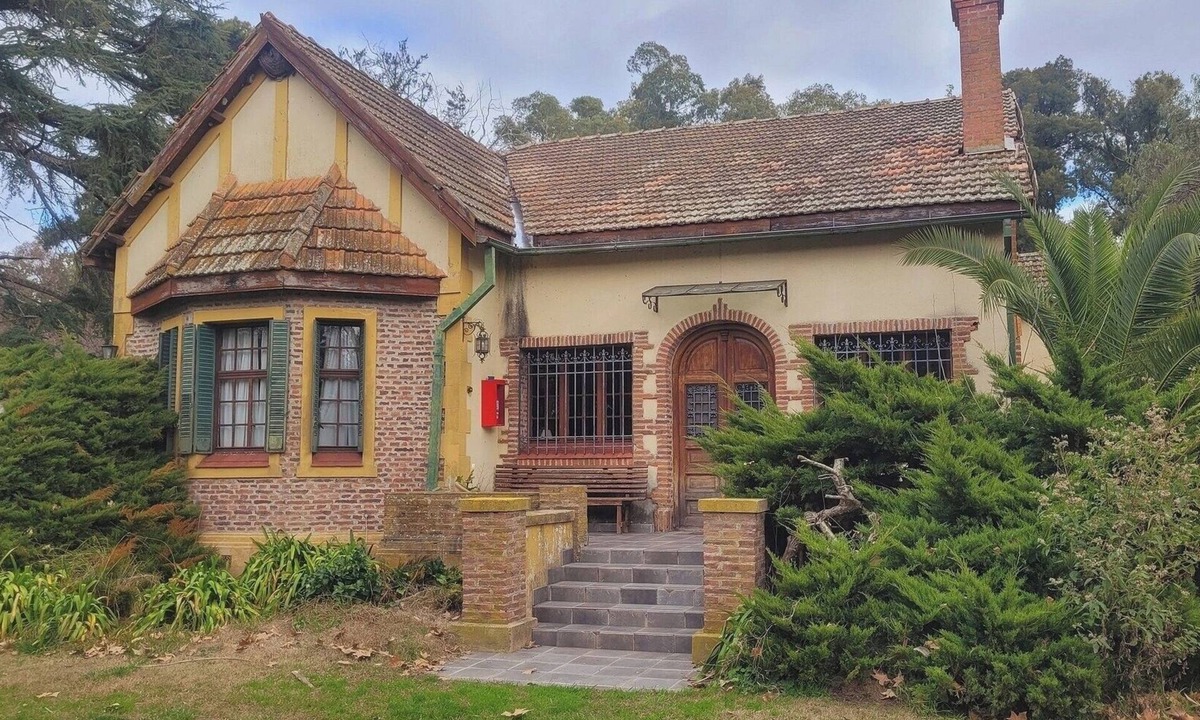 Partido de Chascomus Hotel | Tudor House - Stay in Chascomús