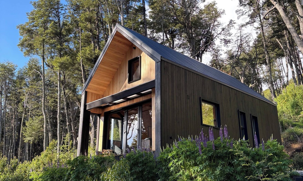 Angostura Cabin | Un hospedaje unico en Villa la Angostura. Rodeada de bosque y con vista al lago.