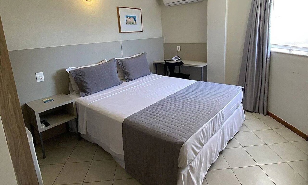 Vilas do Atlantico Hotel | Vibrant Room Close to Shopping & Coastal Adventures | 0.3 Mi to Villas Boulevard