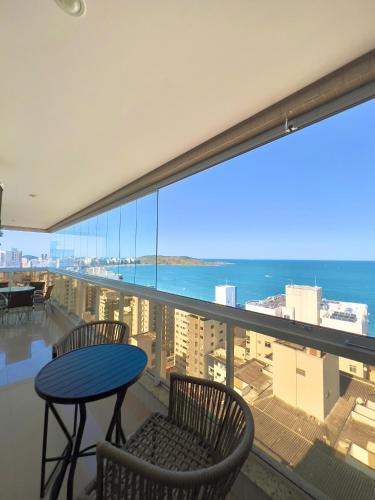 Praia do Morro Apartment | VISTA MAR DESLUMBRANTE, apto novo e moderno, a uma quadra da praia, prédio com piscina, portaria 24h, quartos com ar condicionado, roupas de cama e banho, redes de proteção, Wi Fi, TV 65", VIVO TV, cadeiras de praia, churrasqueira elétrica e 2 garagens