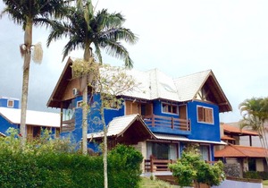 BLUE HOUSE IN INTERNATIONAL JURERÊ in Florianópolis