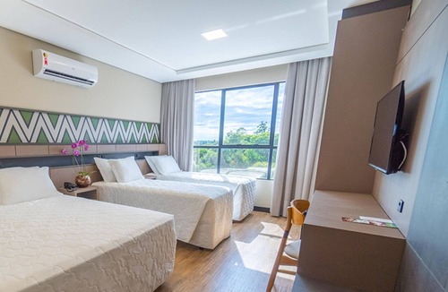 Foz do Iguacu Hotel | 2 Bright Superior Twin Units | Free Breakfast, Pool Bar & 5 mi to Three Borders