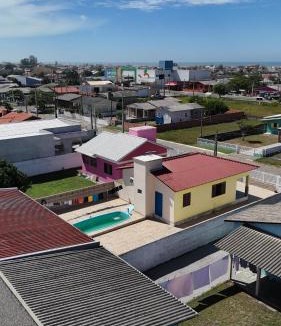 Balneario Arroio do Silva House | 3 quartos 3 camas de casal, piscina, 450 do mar venha com sua família desfrutar