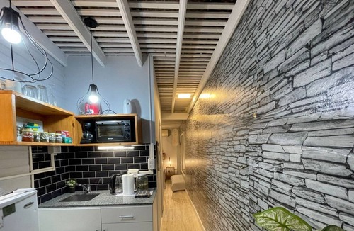 Banfield Apartment | 40 min from the Airport / modern apt in Banfield!