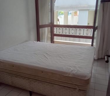 Jardim Vitoria Apartment | 50 Metros da PRAIA da Enseada, poucos passos da MELHOR praia do Guaruja e ao lado de vários estabelecimentos, podendo fazer tudo a pé !