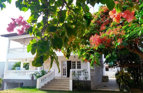 Ipitanga House | 7/4 suites, 900m from the beach, with pool, barbecue, surrounded by nature, sleeps 20.