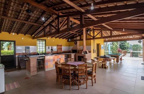 Ibiraci House | 7 QUARTOS, sendo 6 SUÍTES, PISCINA AQUECIDA borda infinita na REPRESA de DELFINÓPOLIS