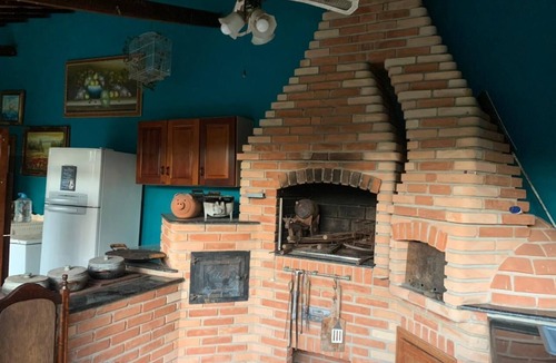 Quatis House | A charming place, with a suite featuring a fireplace.