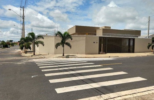 Cedral House | A home suitable for a home office, vacation rental, leisure, or for hosting the whole family.