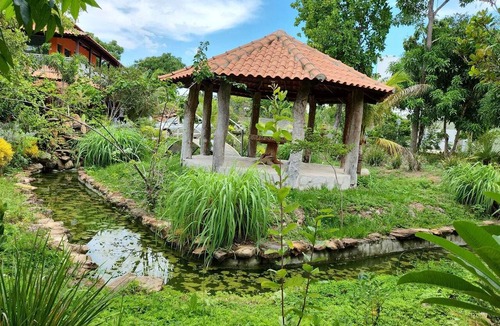 Aruana House | A two-story house with a sauna, swimming pool, hot tub, soccer field, barbecue, etc.