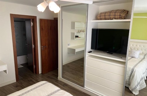 La Perla Apartment | Alucinante departamento en La Perla 3 ambientes con aire acondicionado y calefacción central con cochera cubierta