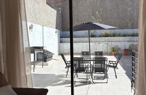 Mendoza City Center Apartment | Amplio y luminoso departamento en PB con patio, parrilla y cochera
