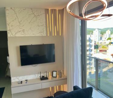 Centro Apartment | Ap completo a 900m da Vila Germânica com Piscina, Academia, Wi-Fi, Ar, Garagem e Tv no quarto