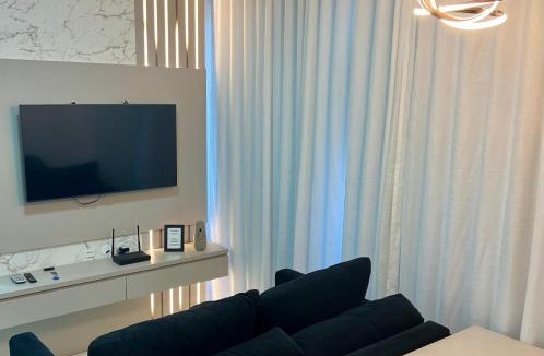 Centro Apartment | Ap completo a 900m da Vila Germânica com Piscina, Academia, Wi-Fi, Ar, Garagem e Tv no quarto
