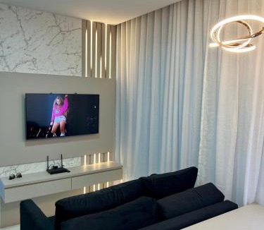 Centro Apartment | Ap completo a 900m da Vila Germânica com Piscina, Academia, Wi-Fi, Ar, Garagem e Tv no quarto