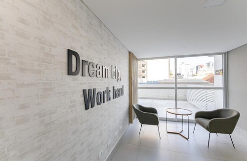 Matriz Apartment | Apartamento 1307 - Manhattan Tower · Refúgio Urbano no Centro com Rede na Sacada | 3p
