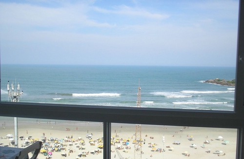 Centro Apartment | Apartment in Guarujá, beachfront Pitangueiras, right on the sand, very central location!
