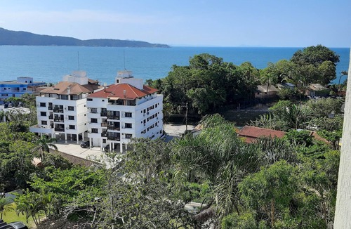 Centro Apartment | Apartment with beautiful sea view in Bombinhas