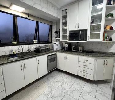 Aparecida Apartment | Apto 4 suítes (8 pessoas) - 50 metros da praia