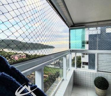 Indaia Apartment | Apto com Vista para o Mar em Bertioga, 2 Quartos, Suíte e Churrasqueira