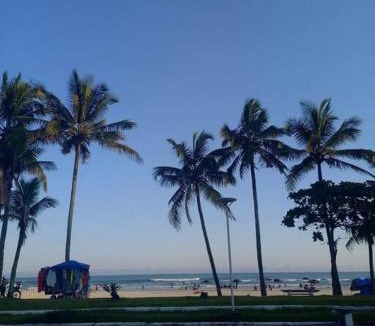 Vila Julia Apartment | Apto Completo a 500 m da Praia da Enseada, Garagem e Wi-Fi
