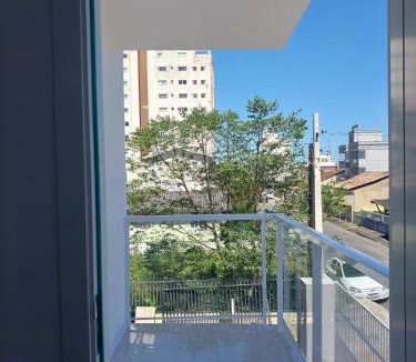 Centro Apartment | Apto Moderno a 700 metros da praia com varanda