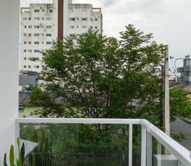 Centro Apartment | Apto Moderno a 700 metros da praia com varanda