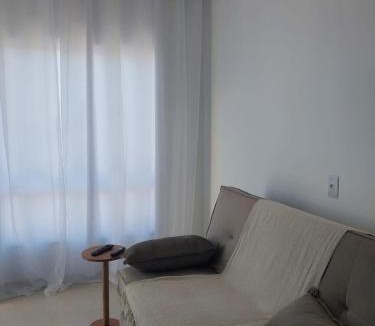 Centro Apartment | Apto Moderno a 700 metros da praia com varanda
