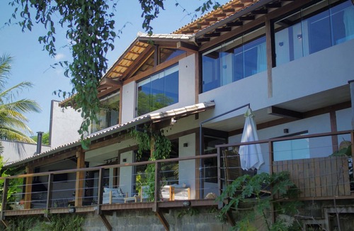 Prainha Villa | Beachfront Home with Pool in São Sebastião