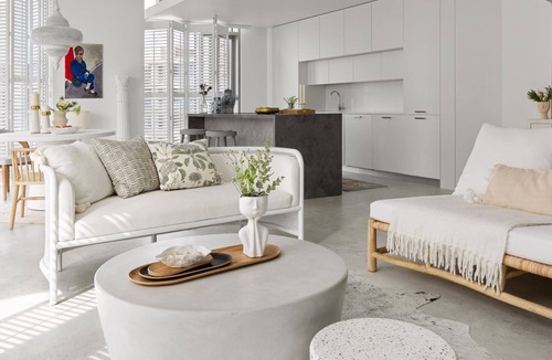 Historic Center Apartment | Beautiful house in front of the shed and birds