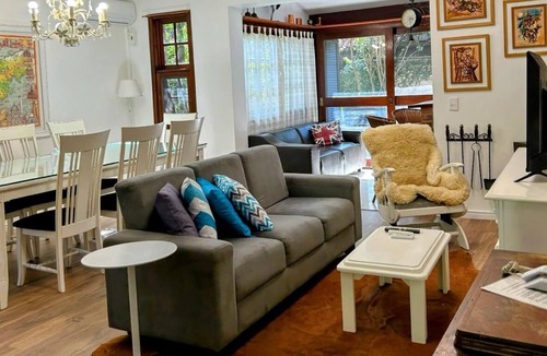 Centro House | Beautiful two-story house in the best location in Gramado, 600m from Rua Coberta (Covered Street).
