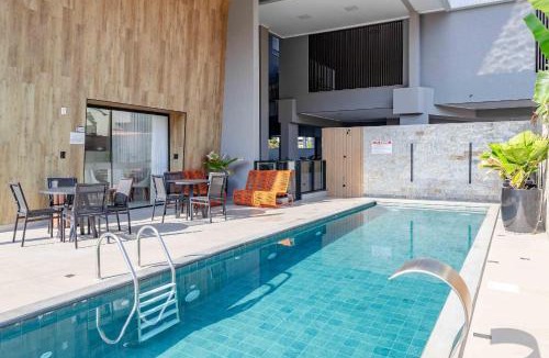 Bombas House | Belíssimo Apto a 120 metros do Mar com Piscina