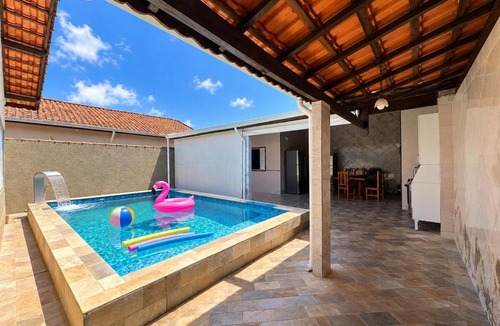 Jardim Imperador House | Bela Casa com Piscina Aquecida em Aquecimento Solar, Perto da Praia, 4 Quartos, Área Gourmet Completa a Beira da Piscina com Churrasqueira, Fogão e Mesa de Jantar, 4 Vagas de Garagem