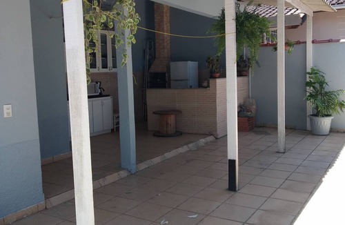 Centro House | Bertioga Beach, bedroom with bathroom. Newsstand. Parking lot. Wi-Fi