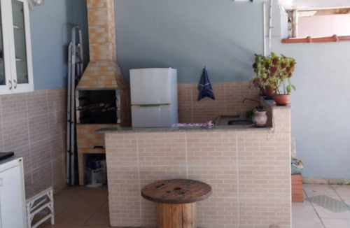 Centro House | Bertioga Beach, bedroom with bathroom. Newsstand. Parking lot. Wi-Fi
